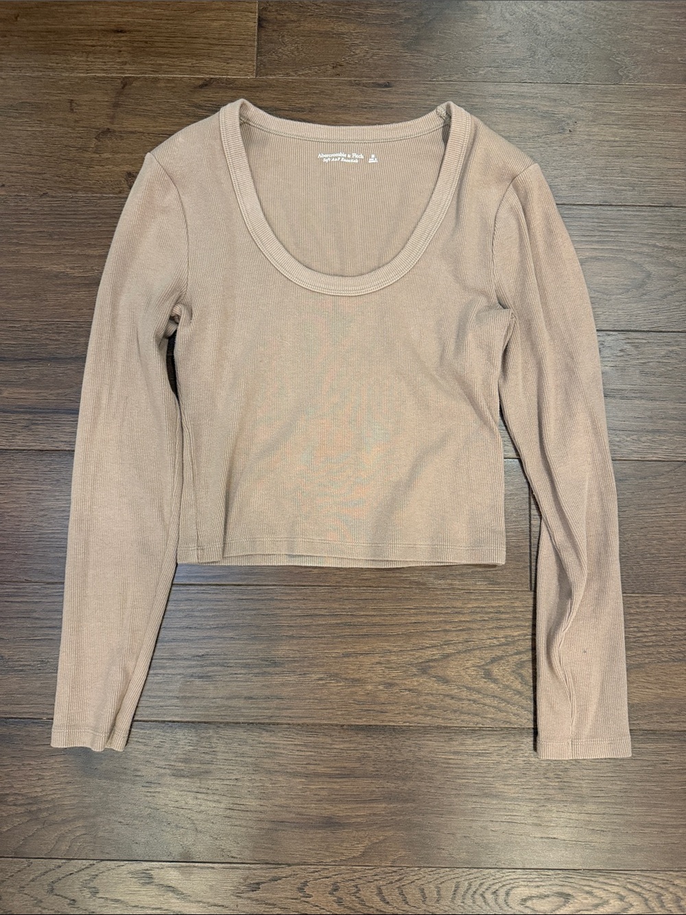 Abercrombie & Fitch Soft AF Scoop Neck Long Sleeve Crop Top - Medium - C27-076